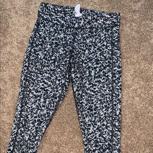 UNDER ARMOUR Camo cropped athletic tights